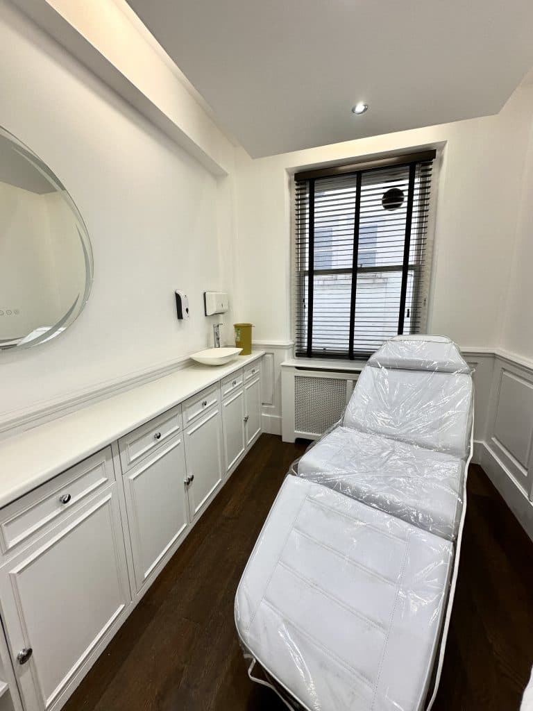 Therapy room to rent in Mayfair, London — Dr Alexa clinic, photo 3